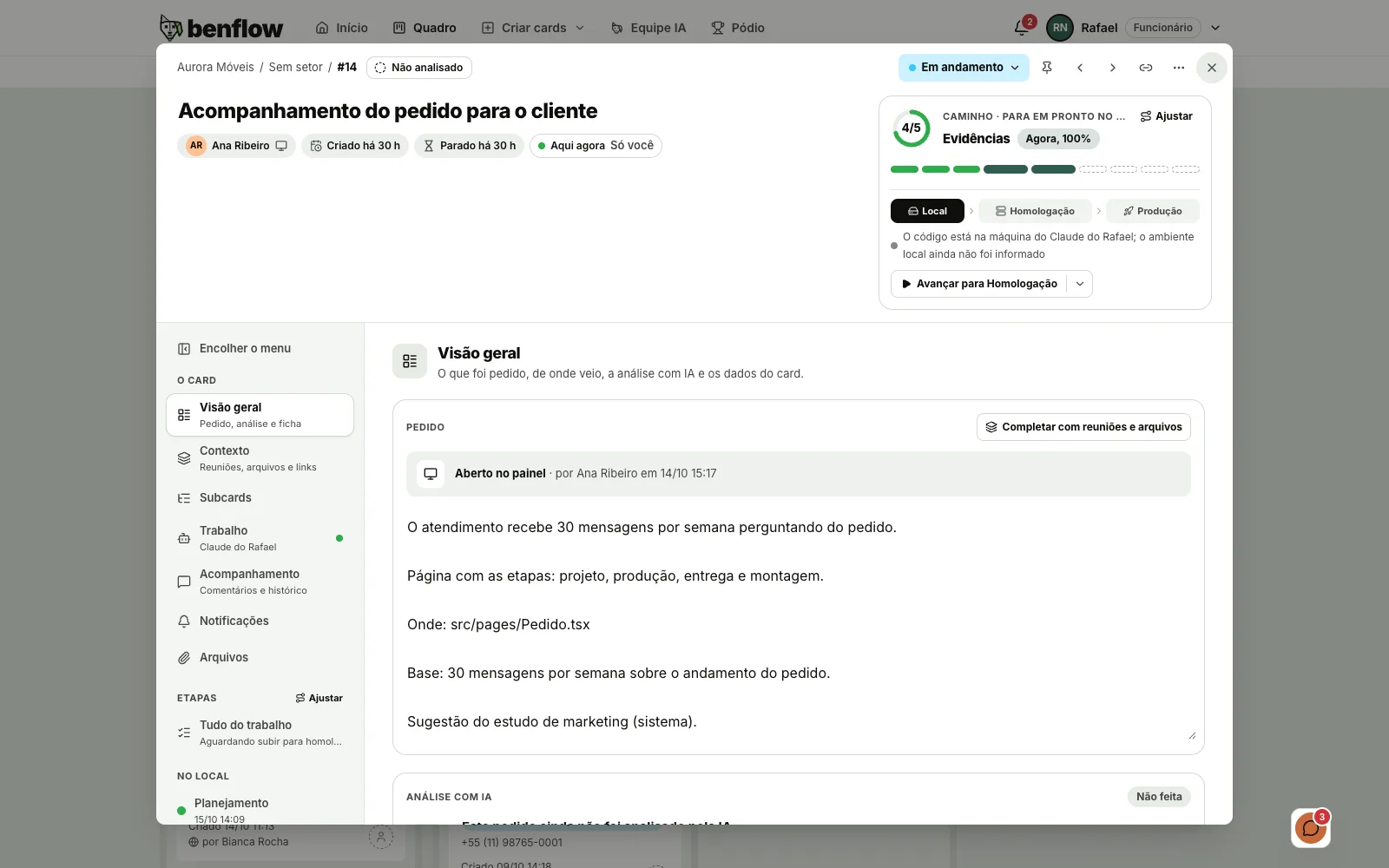 Card 14 da Aurora Móveis aberto: no bloco do Caminho, a trilha Local, Homologação e Produção com o Local em destaque e a frase O código está na máquina do Claude do Rafael; o ambiente local ainda não foi informado; no menu à esquerda, as etapas no grupo No local