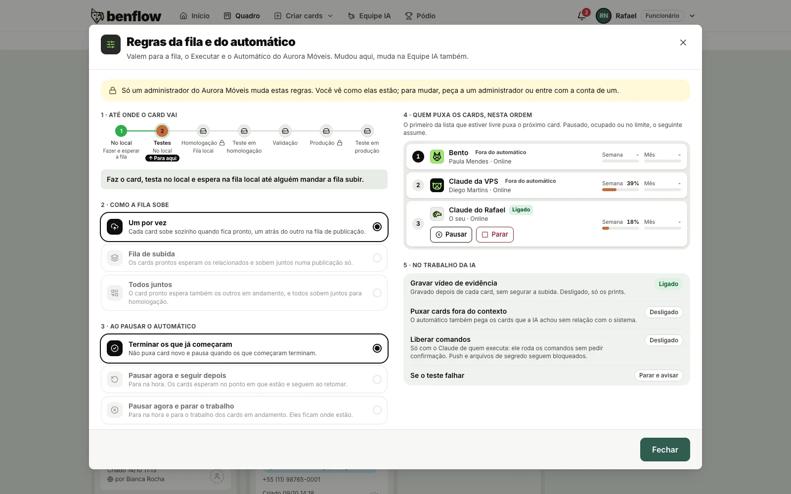 Regras da fila e do automático da Aurora Móveis: em Até onde o card vai, a linha do tempo começa em No local, com Fazer e esperar a fila, e a seta Para aqui em Testes no local; ao lado, Como a fila sobe, Ao pausar o automático e Quem puxa os cards