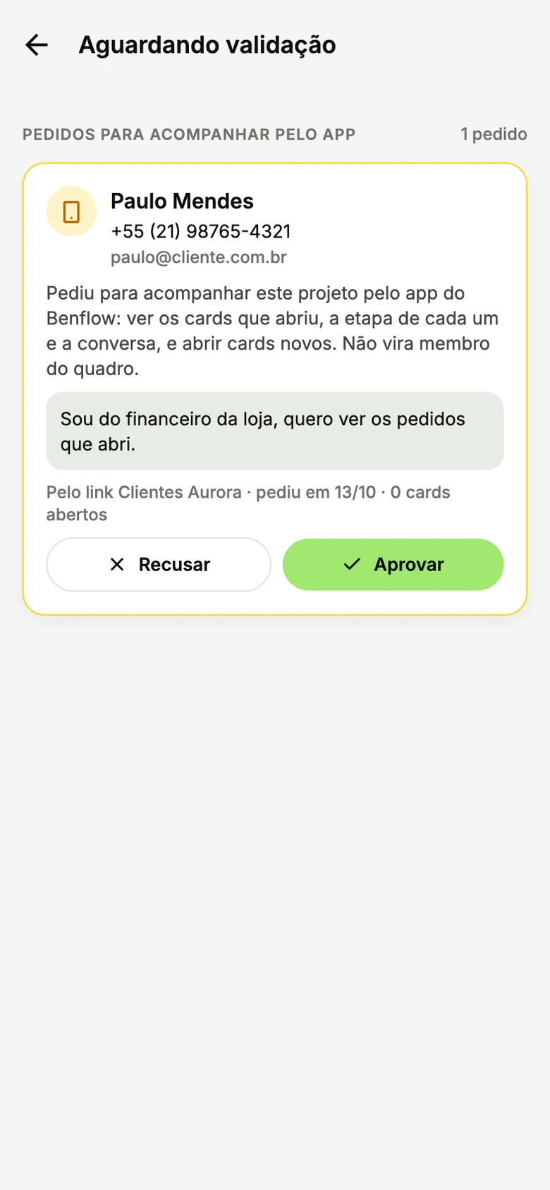App do benflow na tela Aguardando validação da Aurora Móveis: Pedidos para acompanhar pelo app, com o pedido de Paulo Mendes, o telefone, o e-mail, o recado, o link de onde veio e os botões Recusar e Aprovar