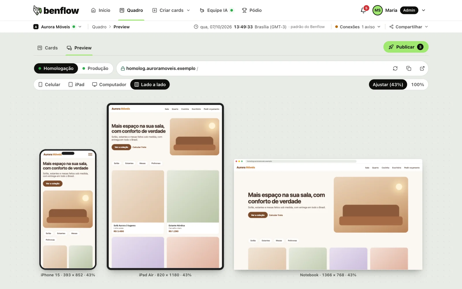 Aba Preview do Estúdio da Aurora Móveis com Homologação escolhida, a barra de endereço com homolog.auroramoveis.exemplo, Recarregar, Copiar e Abrir em nova aba, os botões Celular, iPad, Computador e Lado a lado, este marcado, Ajustar (43%) e 100%; embaixo, a loja aberta num iPhone 15, num iPad Air e num Notebook, cada um com o tamanho e a escala