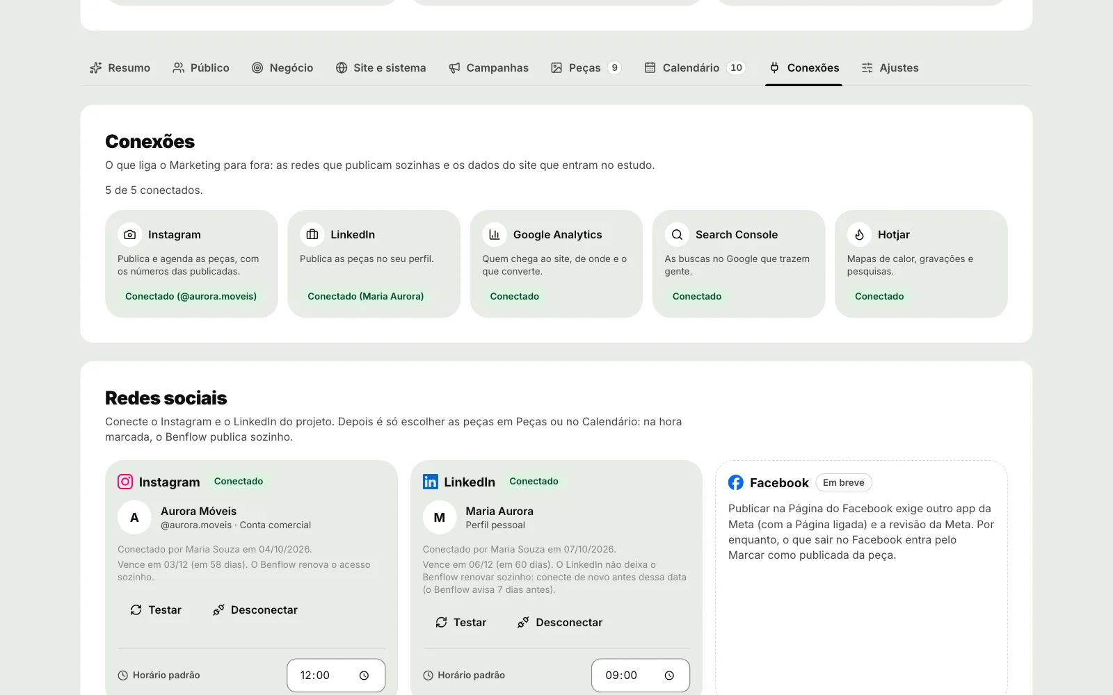 Sub-aba Conexões do Marketing da Aurora Móveis: no alto, Conexões com 5 de 5 conectados e os cartões Instagram, Conectado (@aurora.moveis), LinkedIn, Conectado (Maria Aurora), Google Analytics, Search Console e Hotjar, Conectado, cada um com o que faz; embaixo, Redes sociais, com o Instagram e o LinkedIn conectados, Testar, Desconectar e o horário padrão de cada um, e o Facebook Em breve