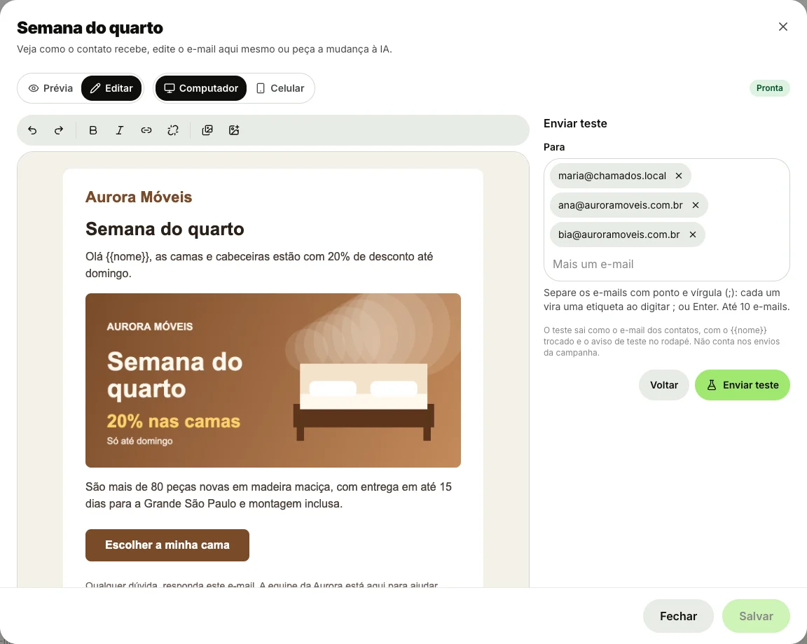 Janela do e-mail Semana do quarto da Aurora Móveis com o painel Enviar teste: em Para, as etiquetas maria@chamados.local, ana@auroramoveis.com.br e bia@auroramoveis.com.br, cada uma com o X para tirar, e o campo Mais um e-mail; embaixo, a dica Separe os e-mails com ponto e vírgula e os botões Voltar e Enviar teste