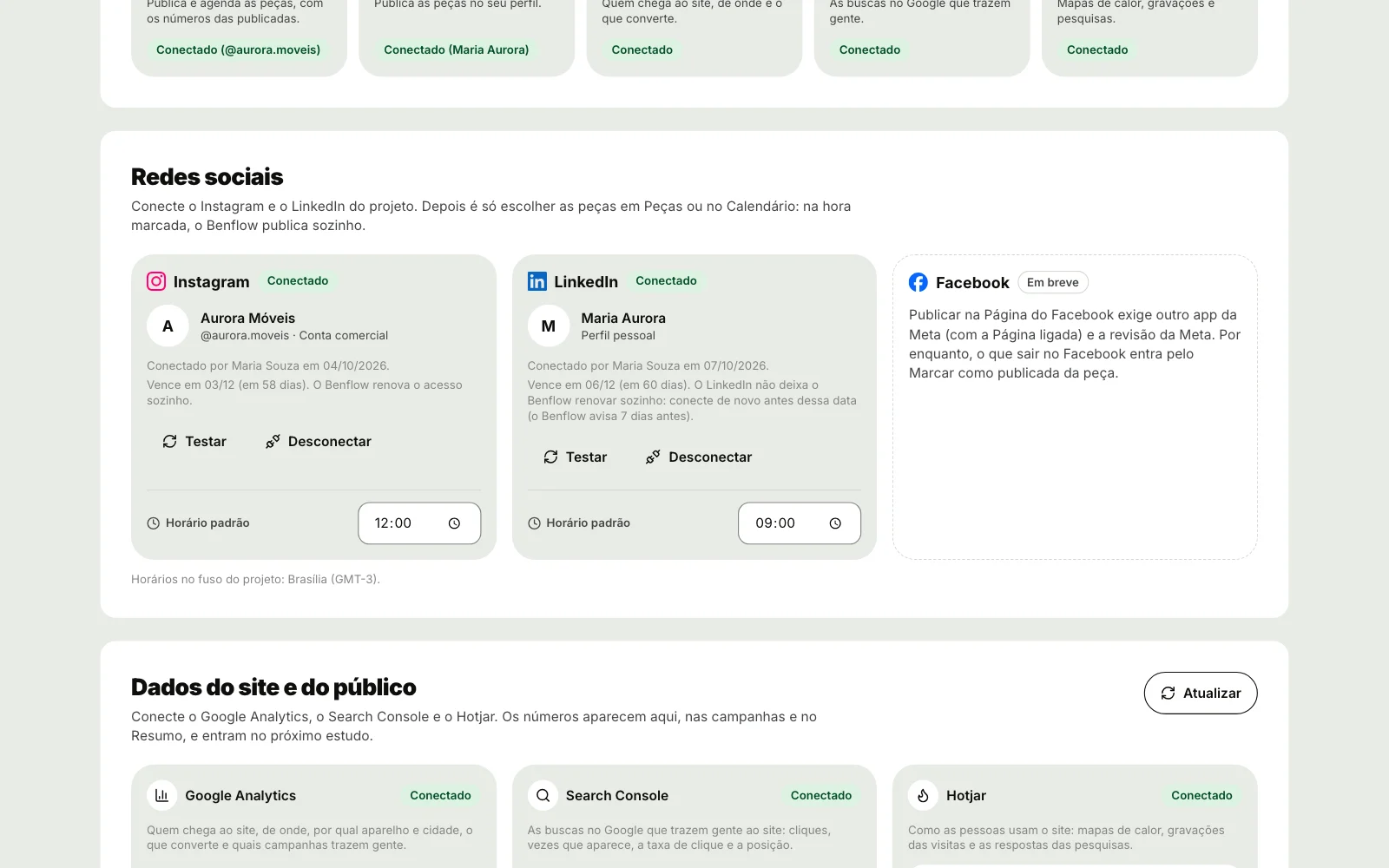 Conexões, Redes sociais, da Aurora Móveis: o cartão Instagram Conectado com Aurora Móveis, @aurora.moveis, Conta comercial, Conectado por Maria Souza em 04/10/2026 e Vence em 03/12, que o benflow renova sozinho, Testar, Desconectar e o Horário padrão 12:00; o cartão LinkedIn Conectado com Maria Aurora, Perfil pessoal, Vence em 06/12 (em 60 dias) e o aviso de conectar de novo antes dessa data, Testar, Desconectar e o Horário padrão 09:00; e o Facebook Em breve