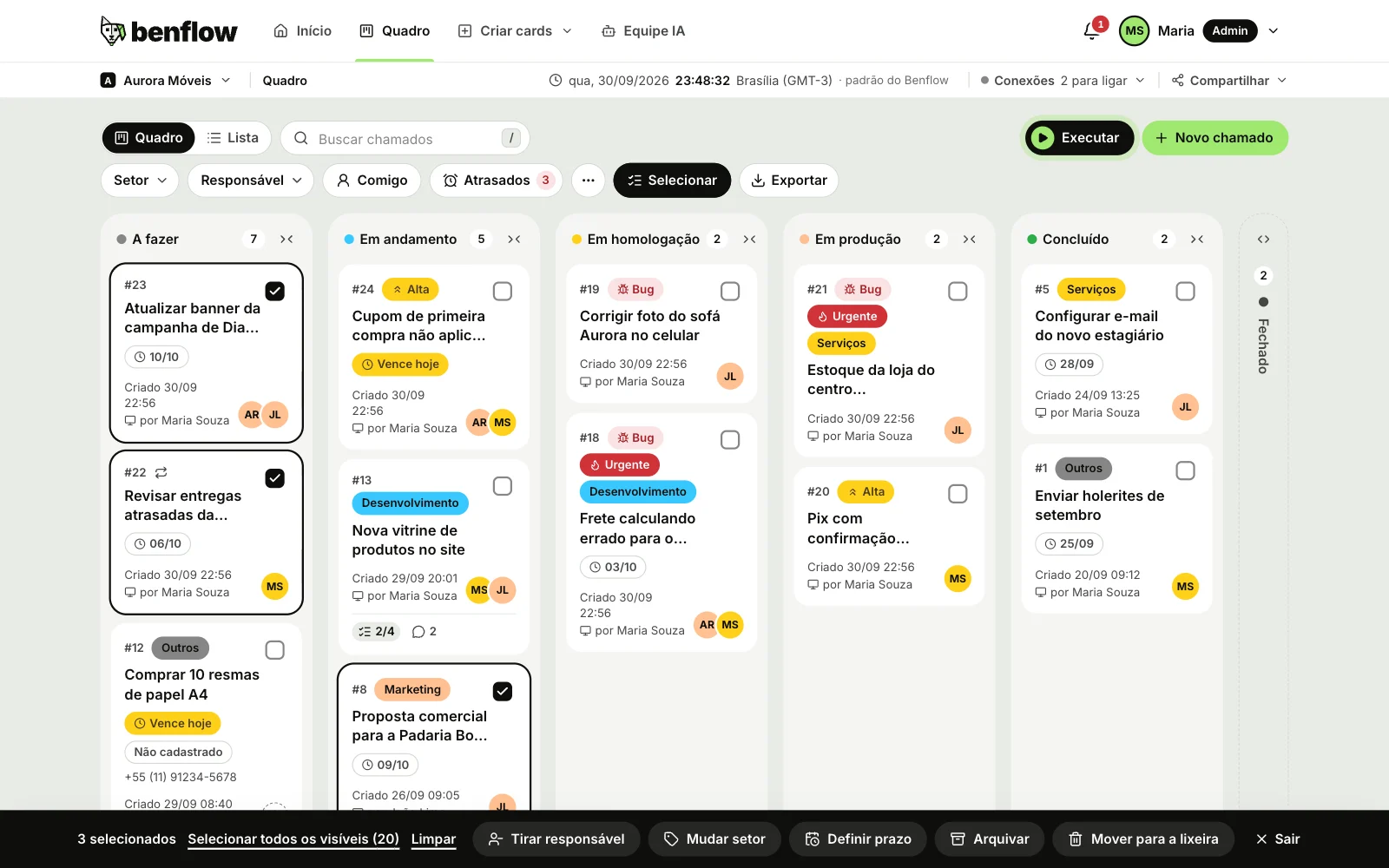 Quadro no modo Selecionar com três cards marcados e a barra de ações em massa embaixo