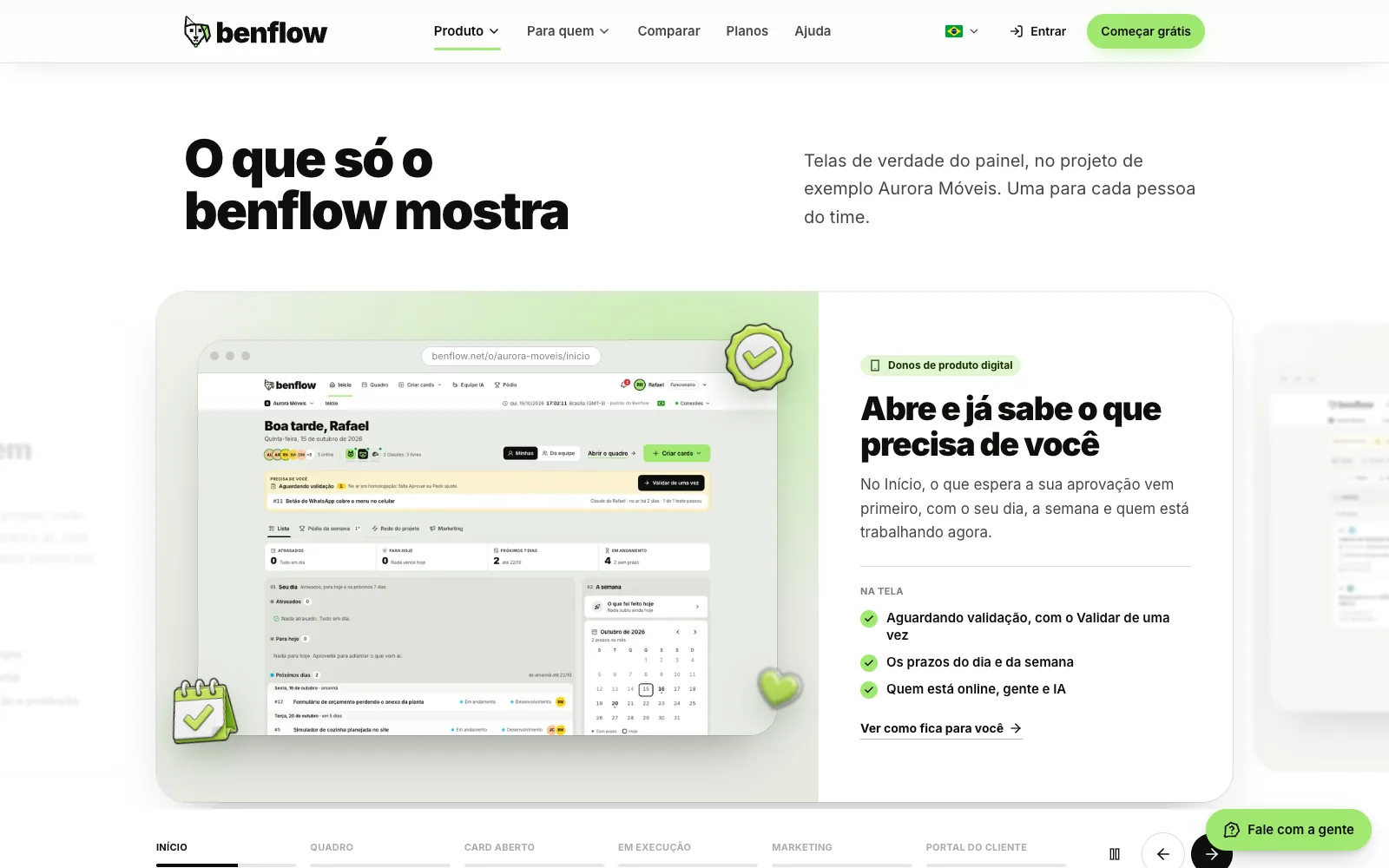 Parte O que só o benflow mostra da página inicial do site do benflow: o cartão Início, com a tela do Início da Aurora Móveis numa moldura de navegador e objetos 3D em volta, e ao lado Donos de produto digital, Abre e já sabe o que precisa de você e o que aparece na tela; embaixo, a linha fina com Início, Quadro, Card aberto, Em execução, Marketing e Portal do cliente, a pausa e as setas