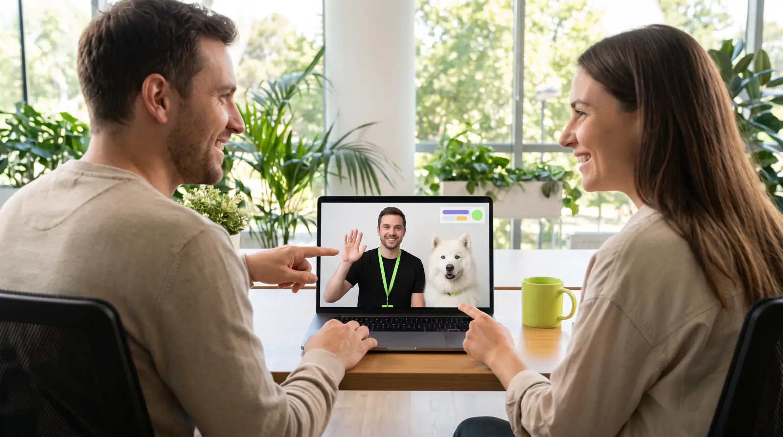 Dos personas del equipo del cliente en una videollamada con el especialista de benflow, que saluda con Bento al lado